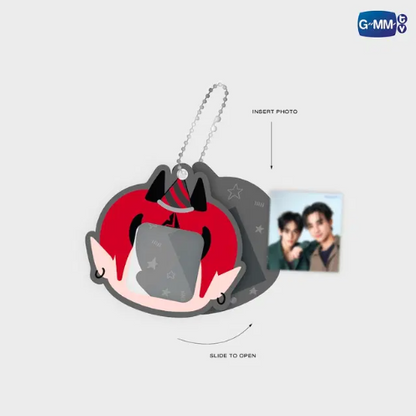 DOMIIA magnetic photo frame keychain showing how to insert or change photos