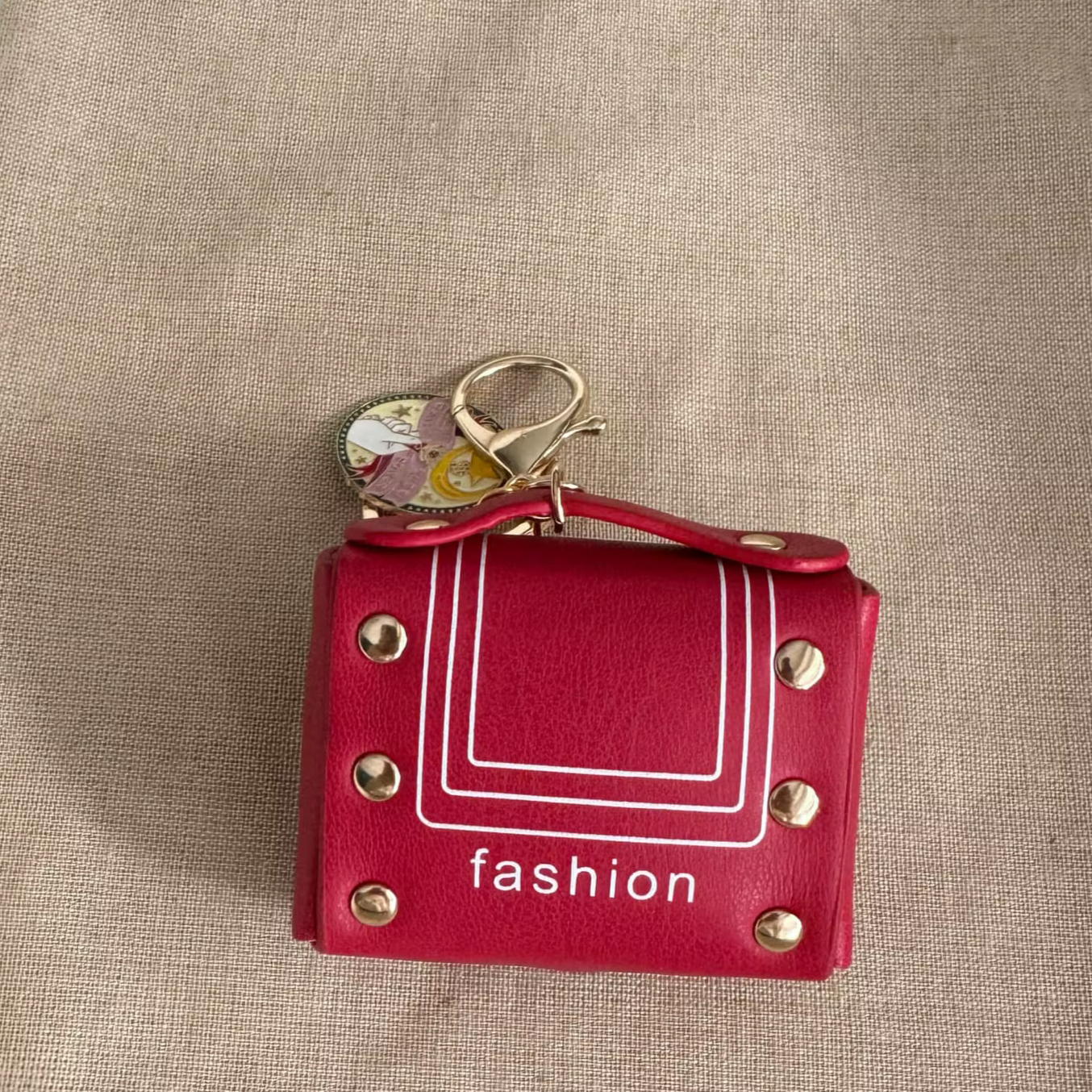Back of the bag showing detail and word 'fashion'.